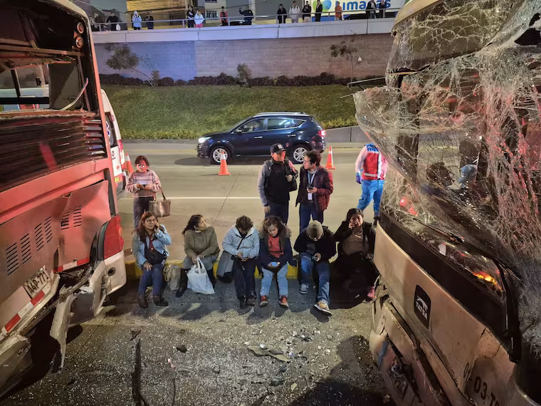 Triple choque de buses en Lima deja al menos 45 heridos y caos en el tráfico – El Nuevo Diario (República Dominicana) Triple choque de buses en Lima deja al menos 45 heridos y caos en el tráfico – El Nuevo Diario (República Dominicana)