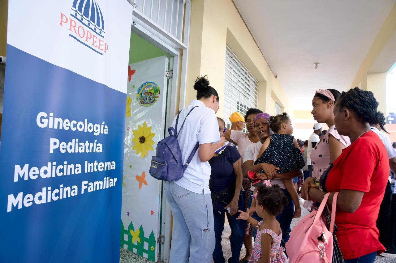 En La Guáyiga cientos de residentes acudieron desde tempranas horas de la mañana a recibir los servicios