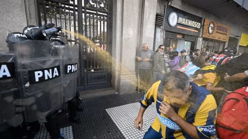 Justicia argentina recrea escena del disparo que hirió de gravedad a fotógrafo en protesta