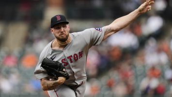 Garrett Crochet lanza desde el montículo por primera vez tras su lesión