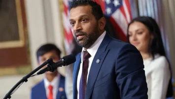 Director del FBI: el tirador que forzó la evacuación de Trump cargaba un arma larga