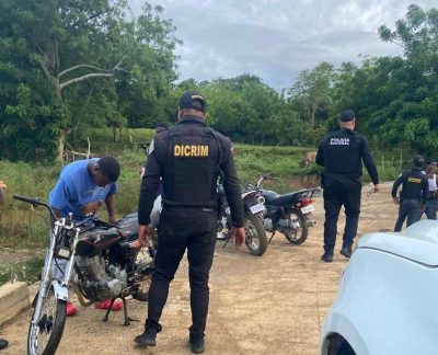 Policía desmantela juegos ilegales y ocupa arma blanca durante operativo en Yamasá (Foto: Genara Sánchez)