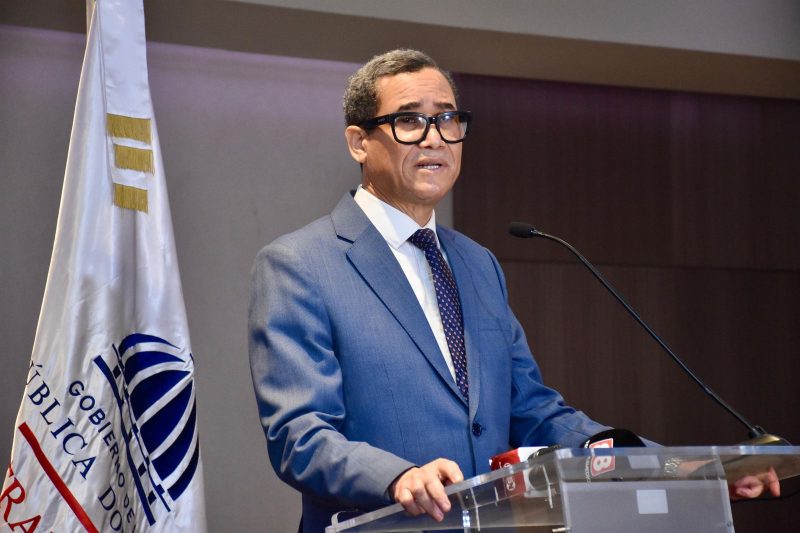 El ministro de Trabajo, Eddy Olivares