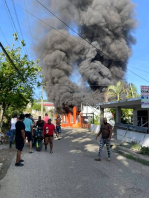 Incendio destruye vivienda y establecimiento comercial en Sosúa