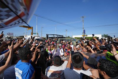 Las manifestaciones se efectuaron mientras la la mandataria anunciaba los alcances del nuevo programa federal que tiene como finalidad la reducción del rezago en caminos, educación, salud y reducción de la pobreza