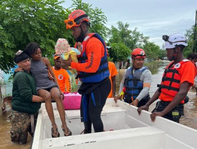 Defensa Civil rescata a mujer recién parida tras inundarse su vivienda en San Pedro de Macorís