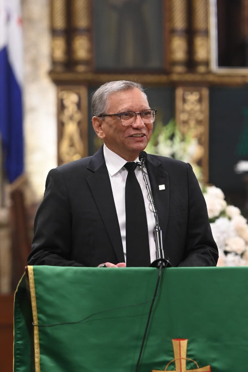 WhatsApp Image 2025-10-31 at 8.15.06 PM (1) El presidente ejecutivo de Banreservas, Leonardo Aguilera, habla en la misa de Acción de Gracias del 84 aniversario de la institución financiera, oficiada en la Catedral Primada de América.