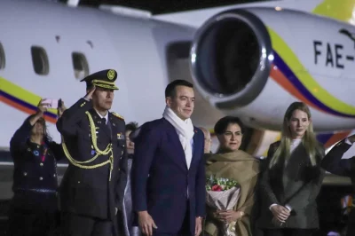 El presidente de Ecuador, Daniel Noboa (c), en el Aeropuerto Internacional El Alto (Bolivia). EFE/ Gabriel Márquez