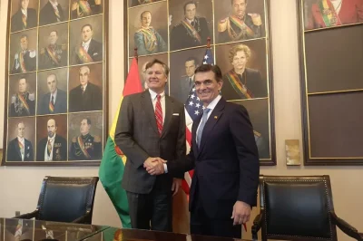 El presidente de Bolivia, Rodrigo Paz (d), posa con el subsecretario de Estado de EE.UU., Chistopher Landau, durante una rueda de prensa, este 8 de noviembre de 2025, en La Paz (Bolivia). EFE/ Gabriel Romano