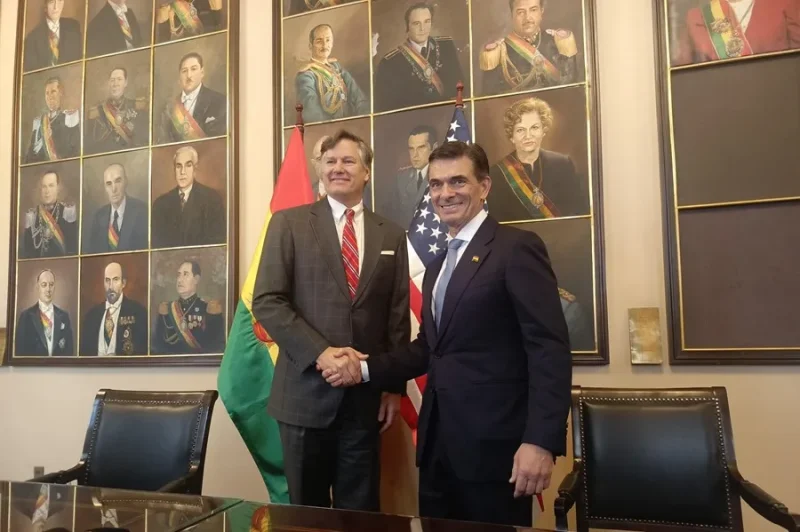 El presidente de Bolivia, Rodrigo Paz (d), posa con el subsecretario de Estado de EE.UU., Chistopher Landau, durante una rueda de prensa, este 8 de noviembre de 2025, en La Paz (Bolivia). EFE/ Gabriel Romano