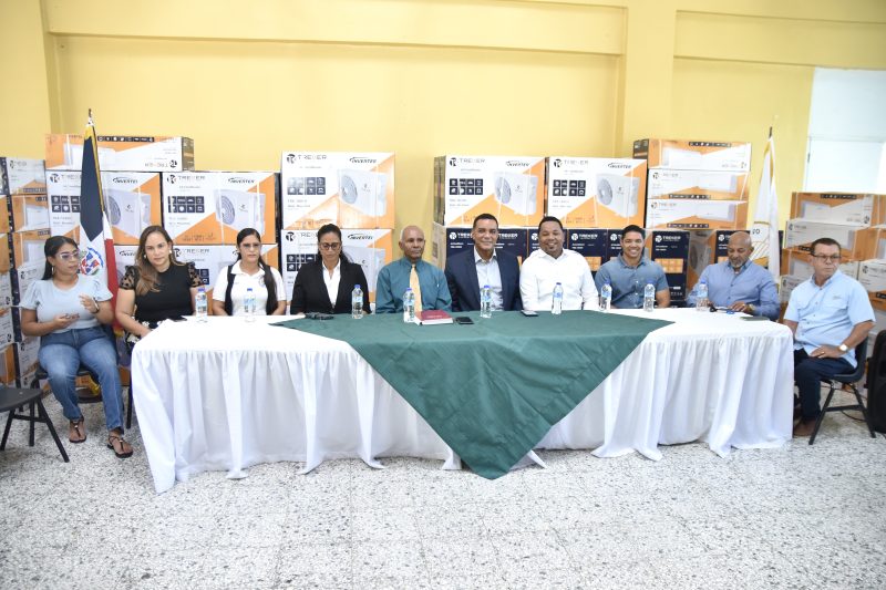 Colocan aires acondicionados en escuelas de La Ortega, Moca