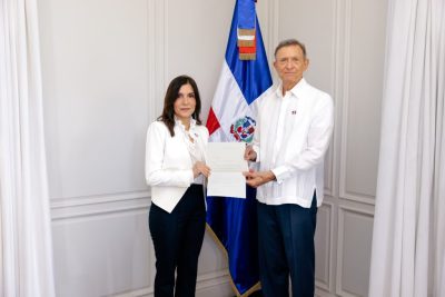 Canciller Roberto Álvarez recibiendo las Copias de Estilo de las Cartas Credenciales. Foto: Fuente externa