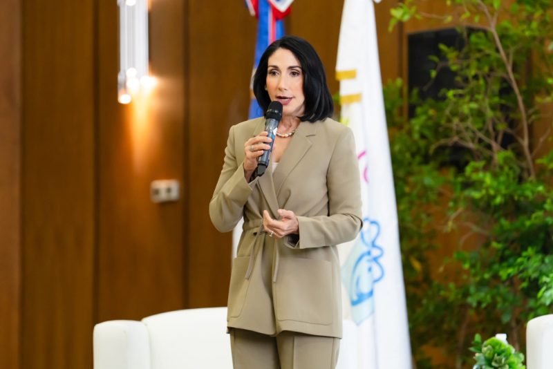 Raquel Arbaje participa en panel. Foto: Fuente externa