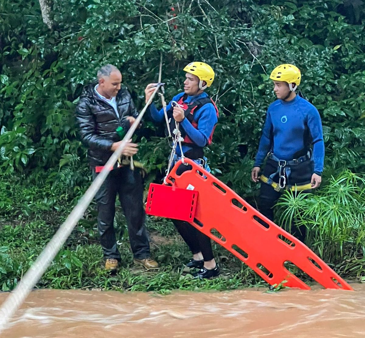 El conductor, oriundo de La Vega, fue sorprendido por la creciente del afluente mientras intentaba cruzarlo. (Fuente externa)