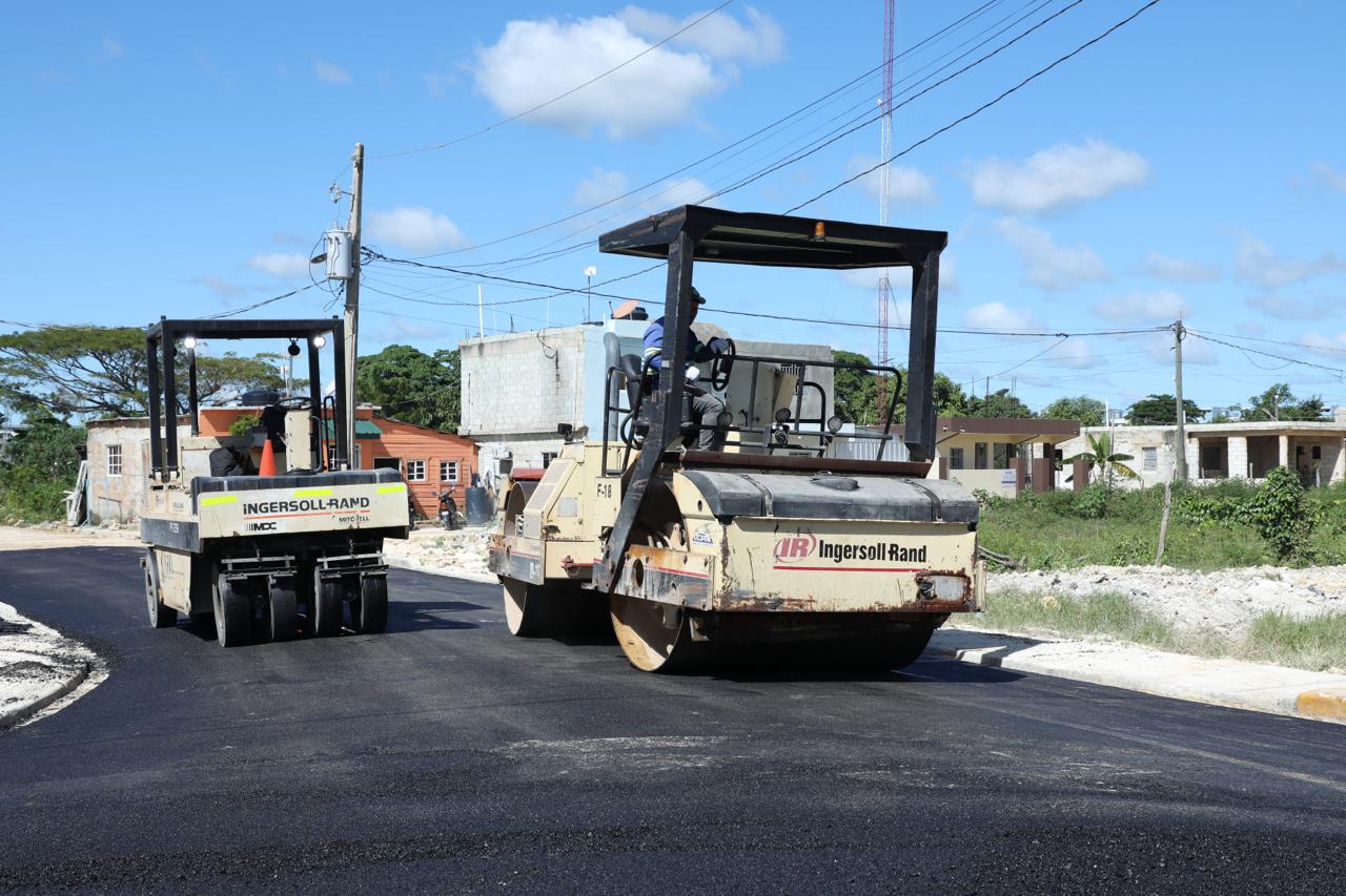 El mandatario inició su jornada sabatina supervisando el programa de asfaltado en el sector Los Morales Foto: (Presidencia de la República)