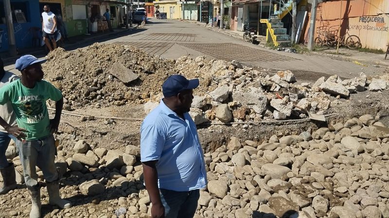 El proyecto incluye el remozamiento de 24 badenes, la reconstrucción de aceras y contenes, y la preparación de las principales calles para un futuro plan de asfaltado (Foto: Equipo de prensa)