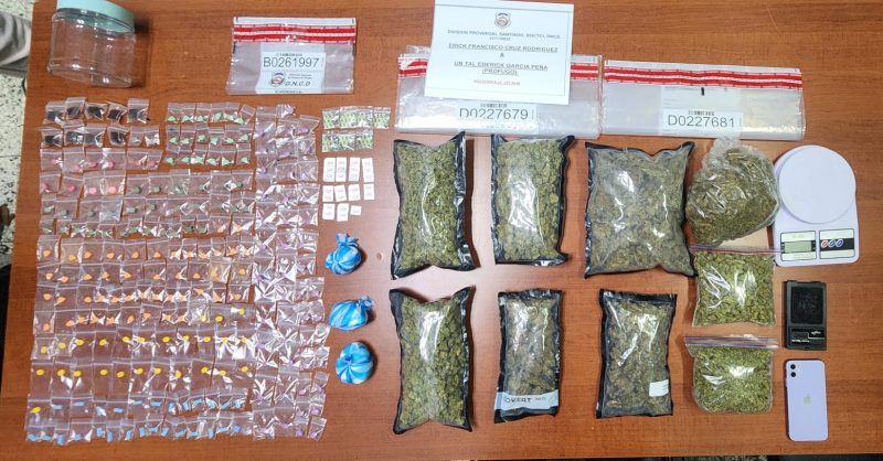 En la intervención se confiscaron varios paquetes de un vegetal presumiblemente marihuana, con un peso de 3.2 libras, 191 gramos de cocaína, 206 pastillas de éxtasis, nueve gomitas caramelizadas con THC