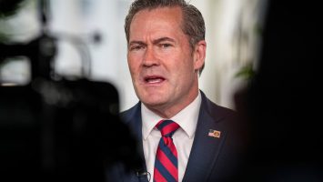 EEUU afirma que Ormuz es muy «valioso» para ser cerrado pese a que Trump ordenó su bloqueo