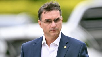 Flávio Bolsonaro acusa a Lula de favorecer o ceder ante grupos criminales en Brasil