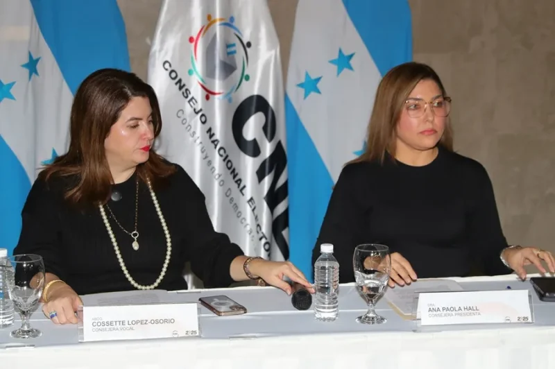 La consejera presidenta del Consejo Nacional Electoral (CNE) de Honduras, Ana Paola Hall (d), y la consejera miembro del pleno, Cossette López-Osorio, asisten a una rueda de prensa este sábado, en Tegucigalpa (Honduras). EFE/ Gustavo Amador