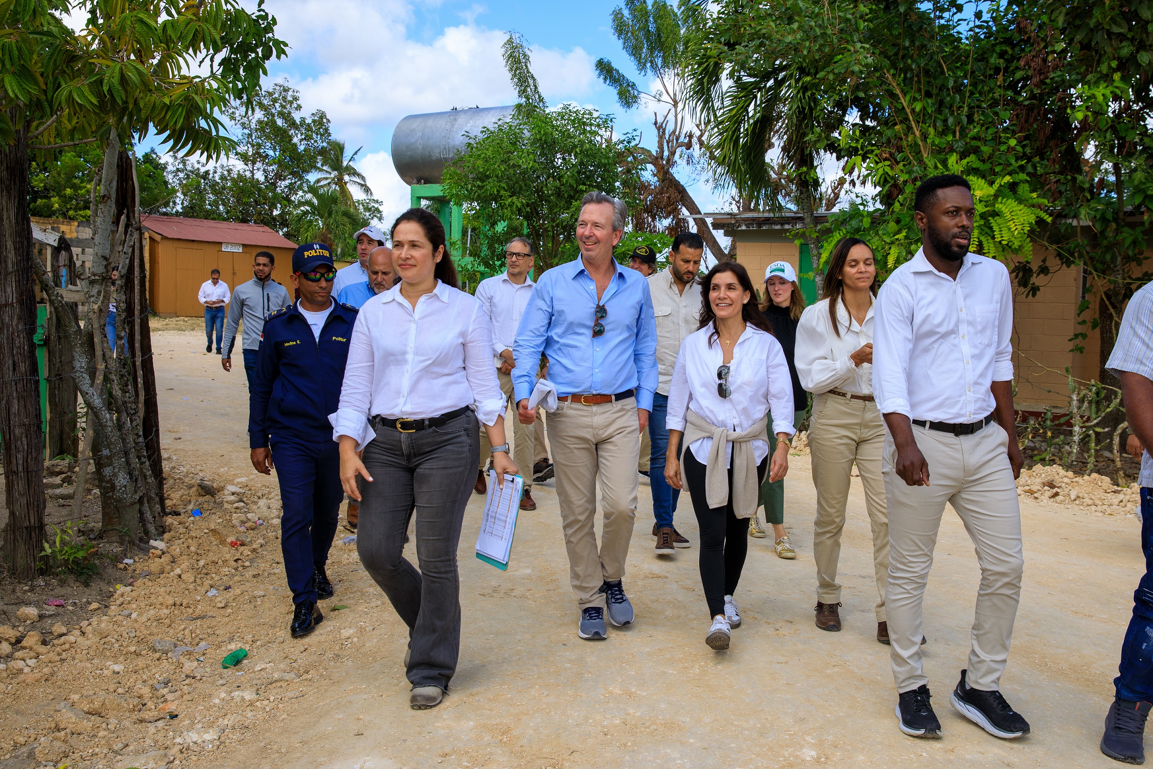 La embajadora Campos caminó las comunidades agrícolas acompañada de José Fanjul Jr, presidente de Central Romana