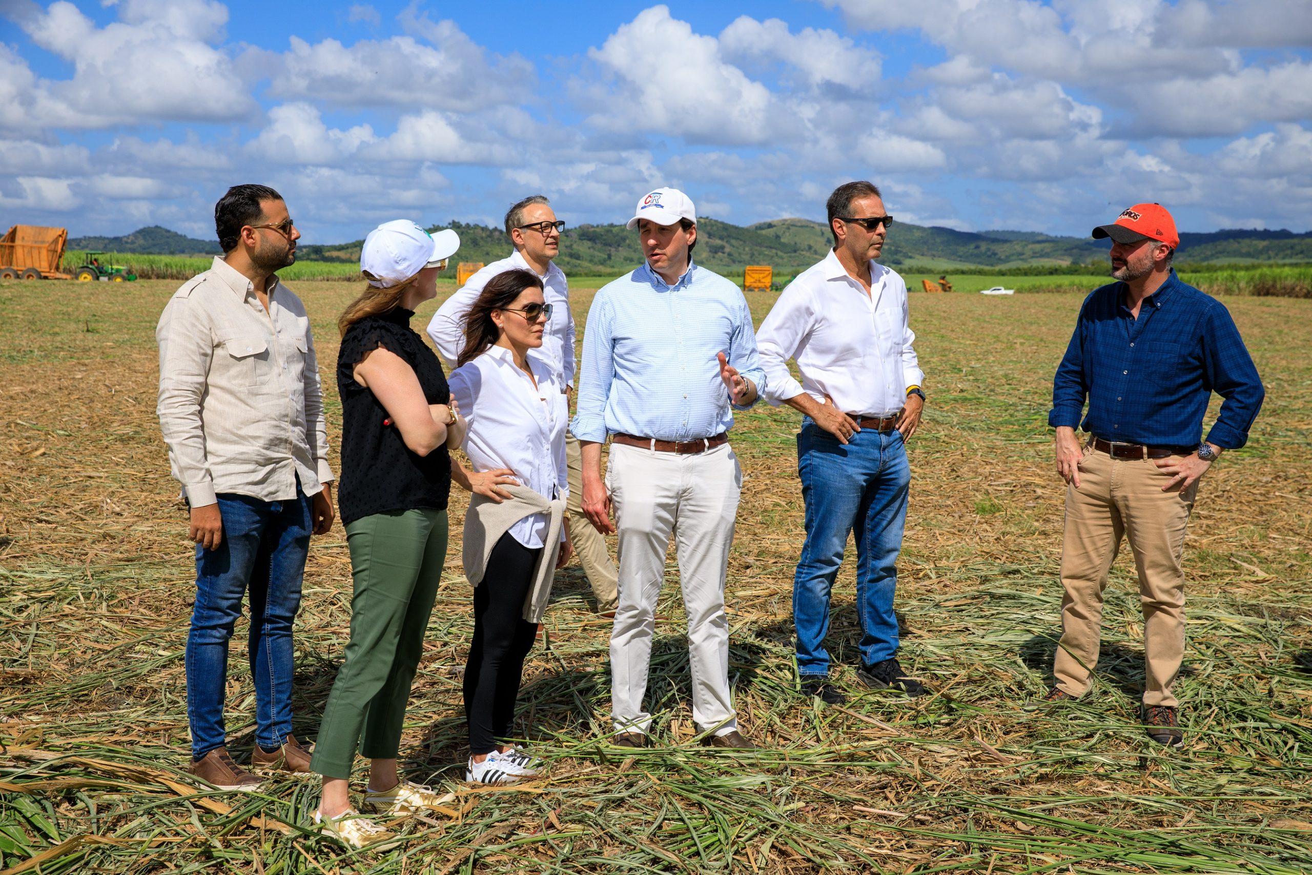 La embajadora Campos conoció también sobre el proceso de corte mecanizado de la caña en los campos de Central Romana