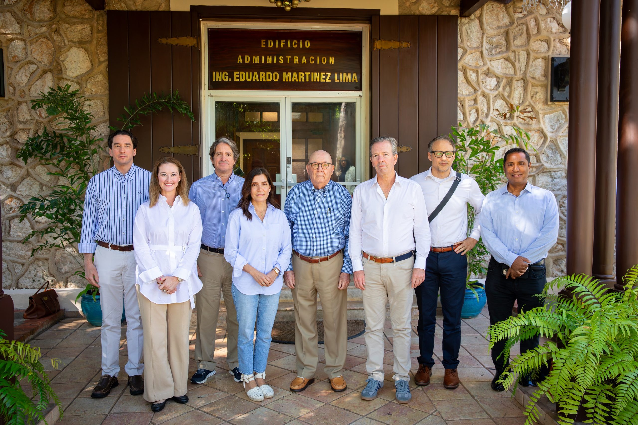 La embajadora Leah Francis junto a la comitiva de la Embajada de Estados Unidos y los principales ejecutivos de Central Romana Corporation