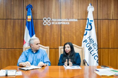 La procuradora general de la República, Yeni Berenice Reynoso y el ministro de Educación Luis Miguel de Camps (Foto: Equipo de prensa)