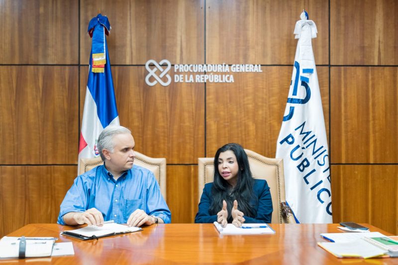 La procuradora general de la República, Yeni Berenice Reynoso y el ministro de Educación Luis Miguel de Camps (Foto: Equipo de prensa)