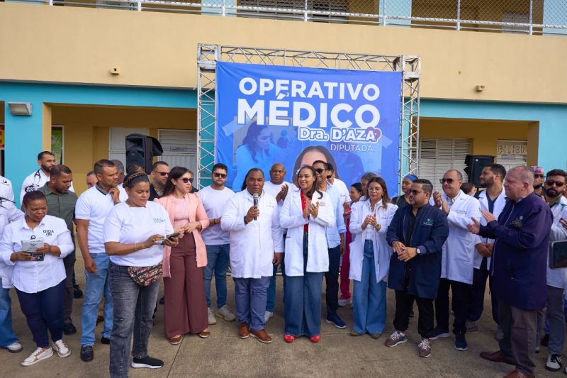 Más de 80 médicos atienden familias en operativo de diputada en Santiago