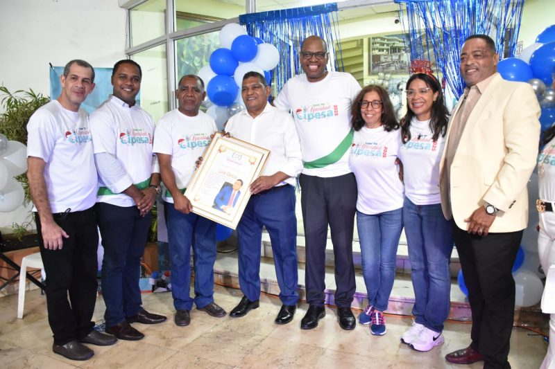 Reconocen trayectoria de periodista Luis García por su destacada labor en el fotoperiodismo