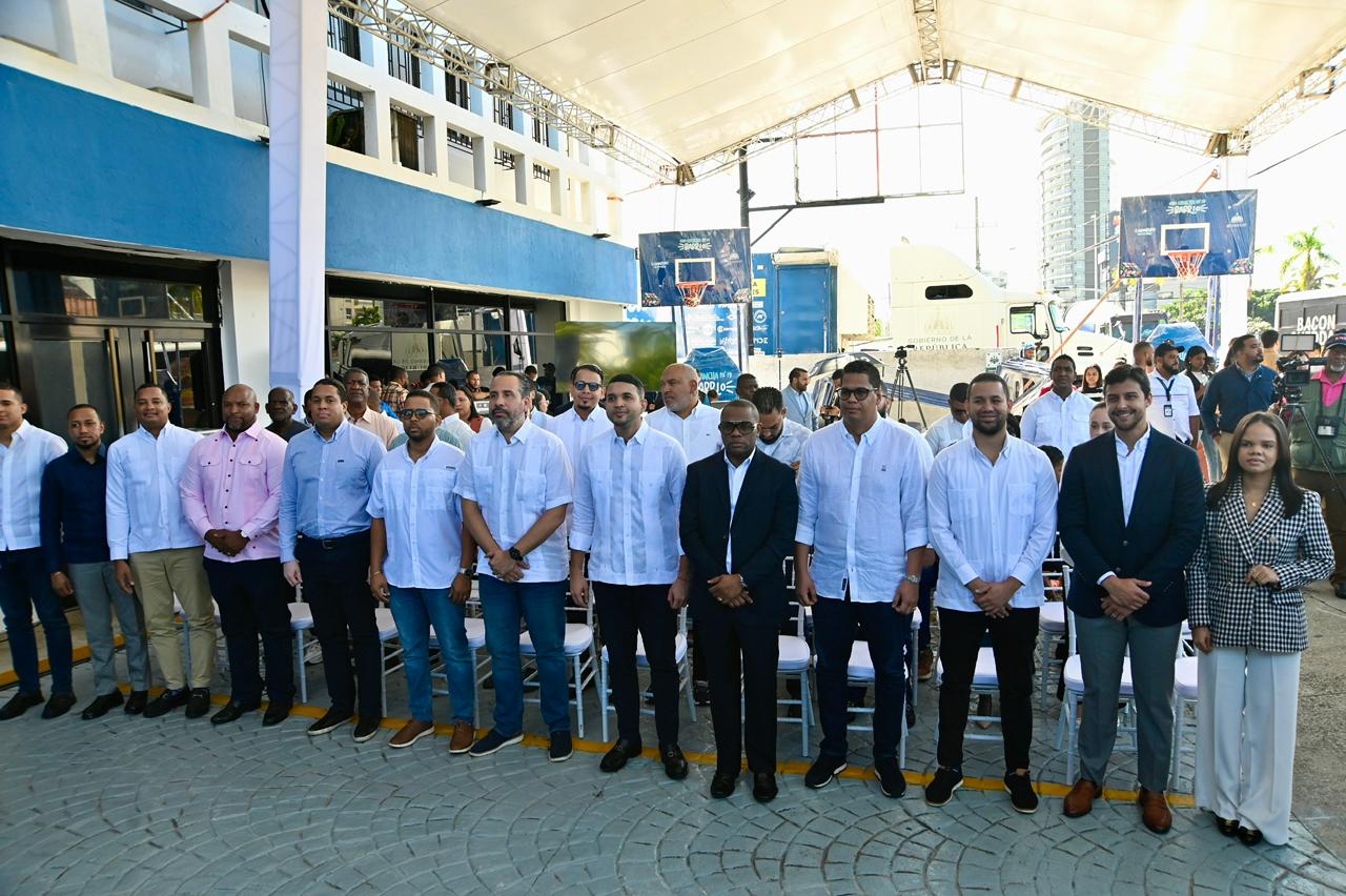 Funcionarios y personalidades durante lanzamiento del proyecto “Una cancha pa’ mi barrio” (Foto: Félix Lara/ El Nuevo Diario)