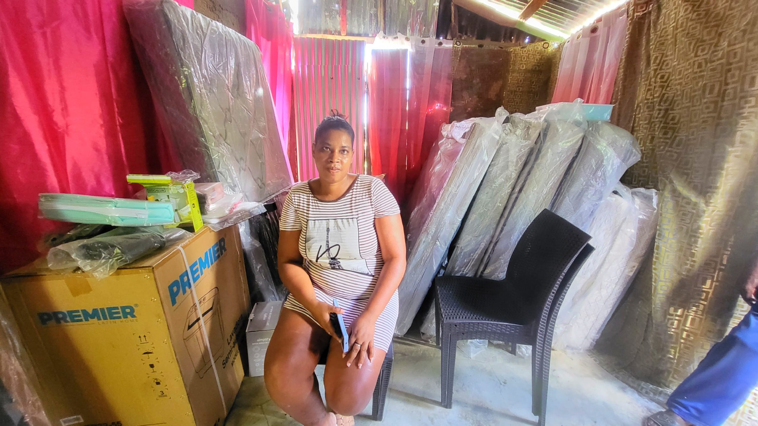 Gobernadora entrega electrodomésticos a familia afectada por incendio en Samaná