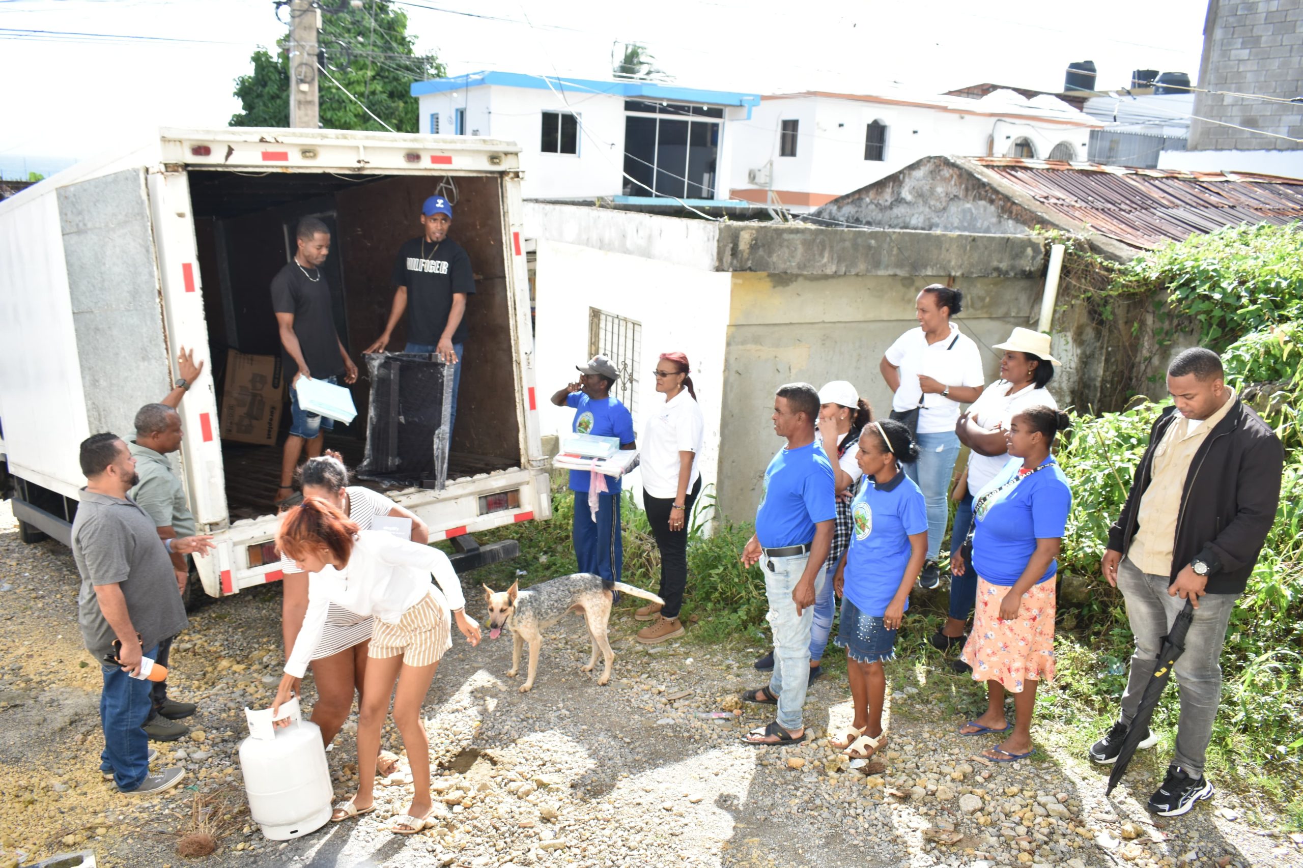 Gobernadora entrega electrodomésticos a familia afectada por incendio en Samaná