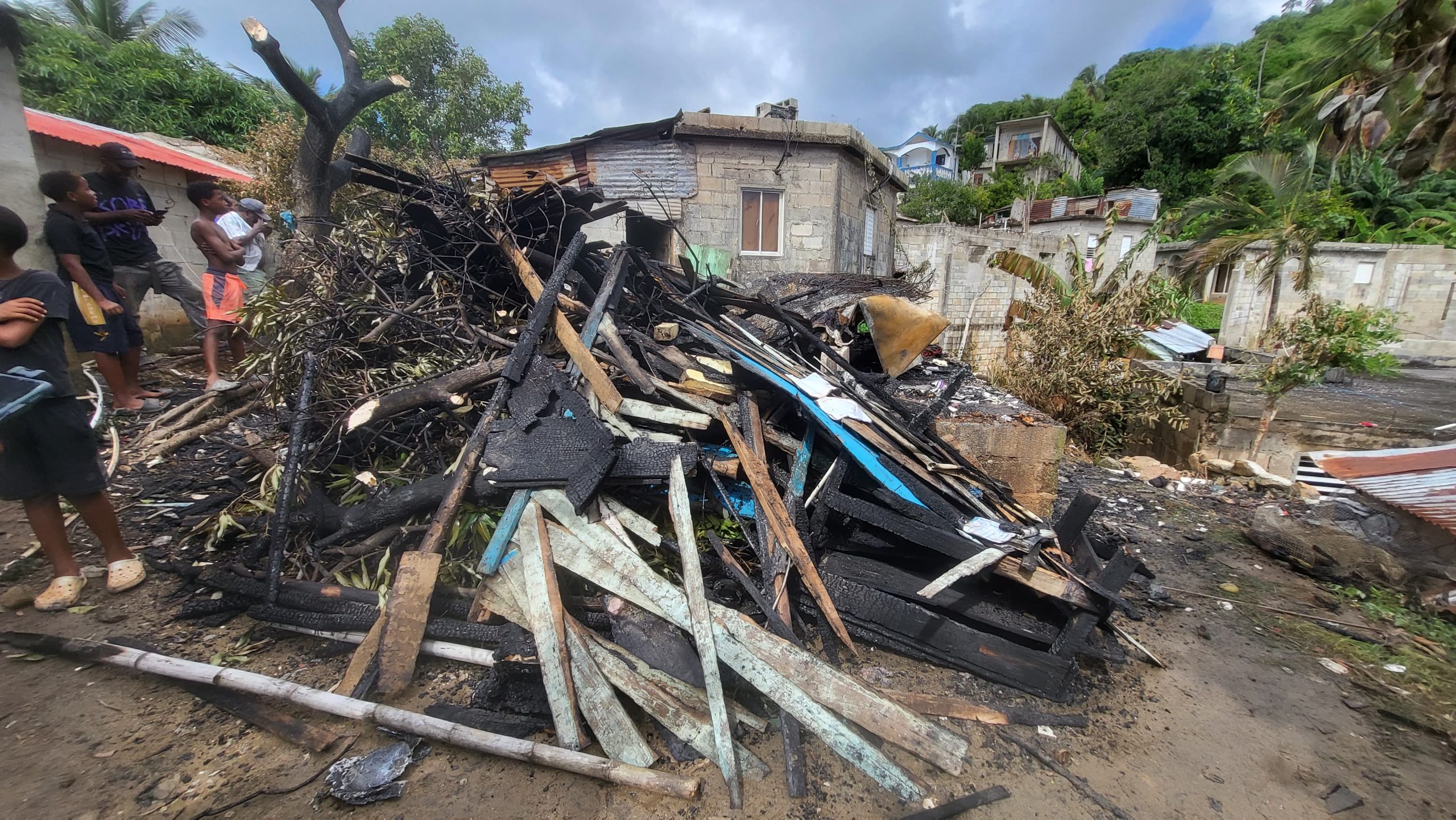 Gobernadora entrega electrodomésticos a familia afectada por incendio en Samaná