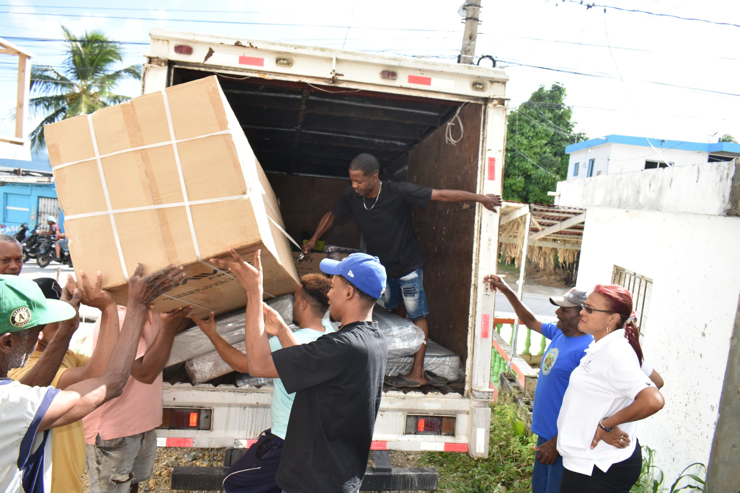 Gobernadora entrega electrodomésticos a familia afectada por incendio en Samaná