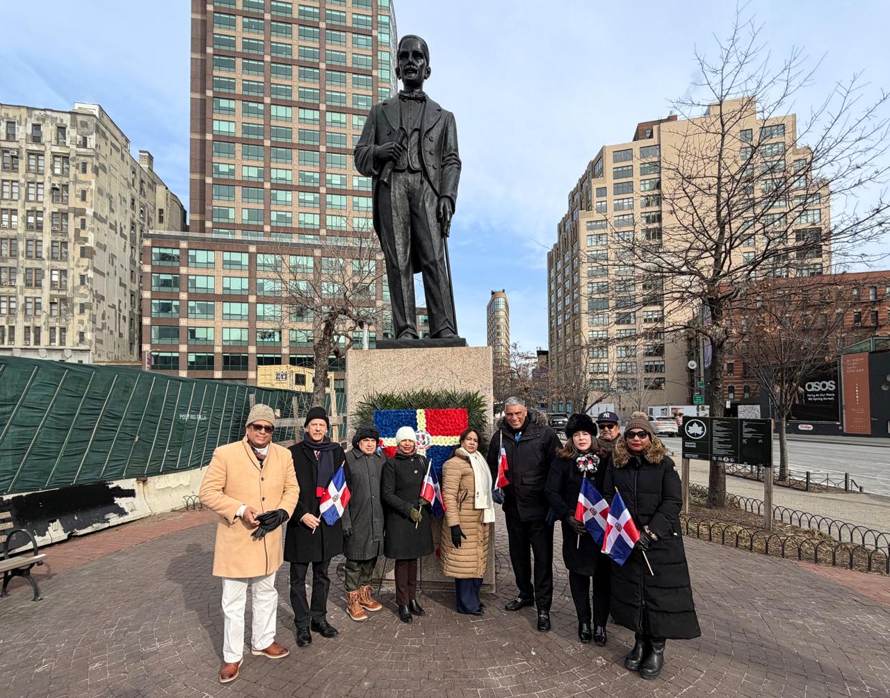 Cónsul dominicano en Nueva York encabeza ofrenda floral a Duarte y exhorta a reflexionar sobre su legado
