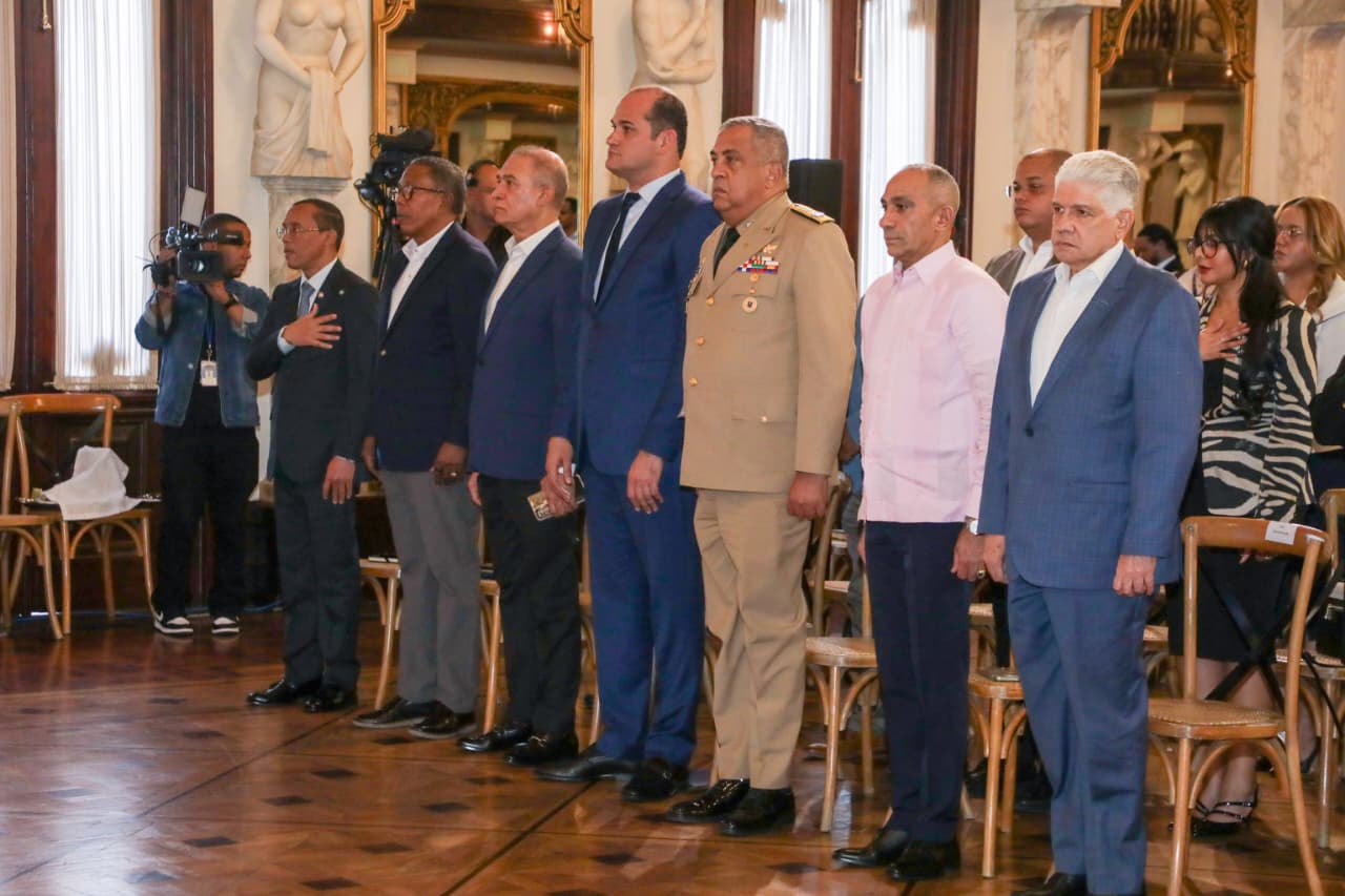 Funcionarios durante la firma del reglamento de aplicación de la Ley 47-25 de Contrataciones Públicas, Foto: Presidencia.