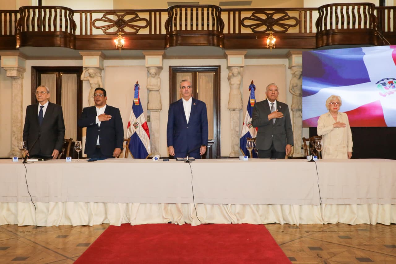 Funcionarios durante la firma del reglamento de aplicación de la Ley 47-25 de Contrataciones Públicas, Foto: Presidencia.