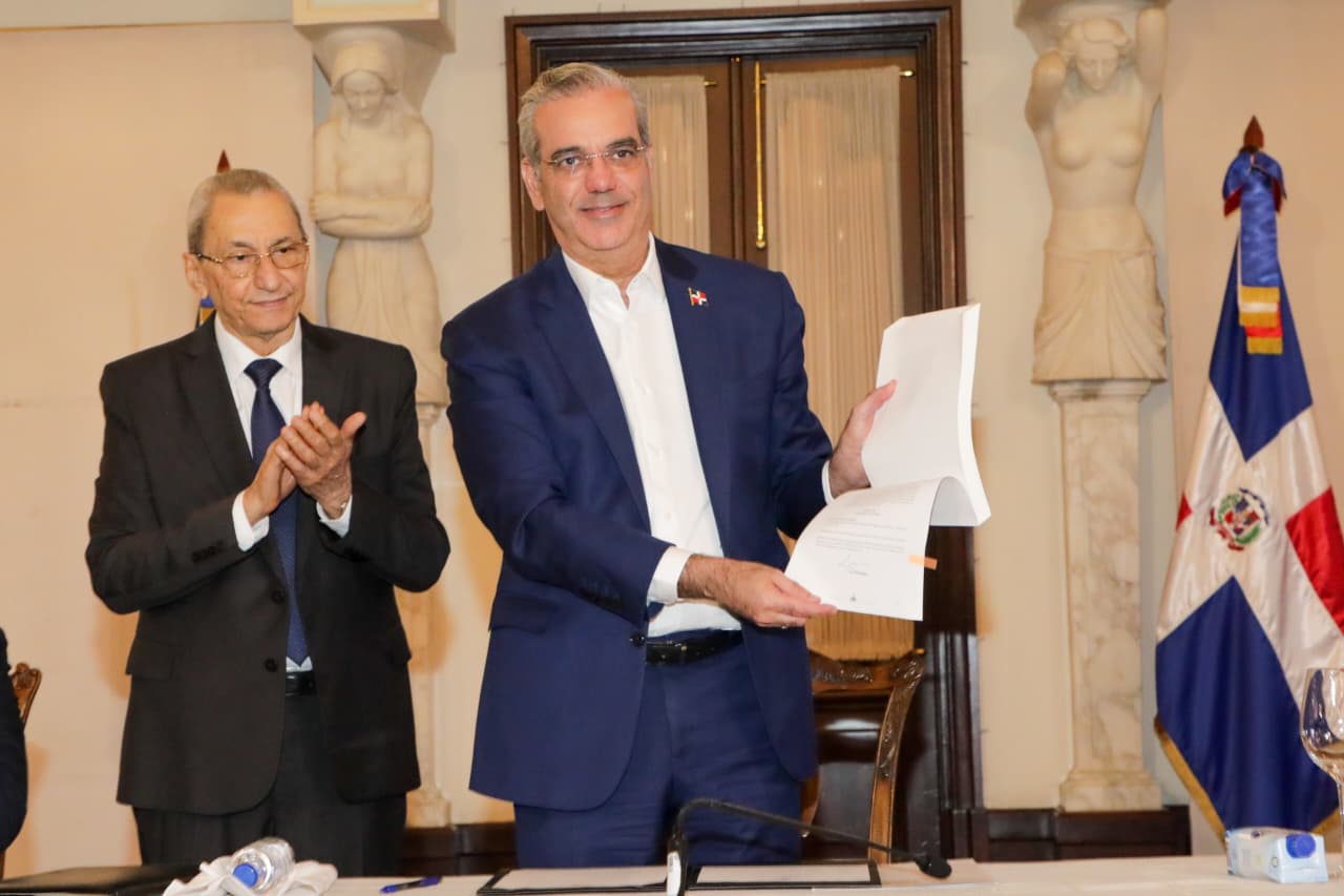 Presidente Abinader durante la firma del reglamento de aplicación de la Ley 47-25 de Contrataciones Públicas, Foto: Presidencia.