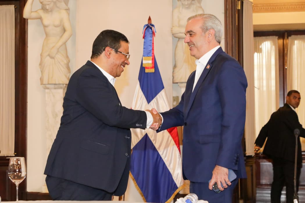 Carlos Pimentel y Luis Abinader. Foto: Presidencia.