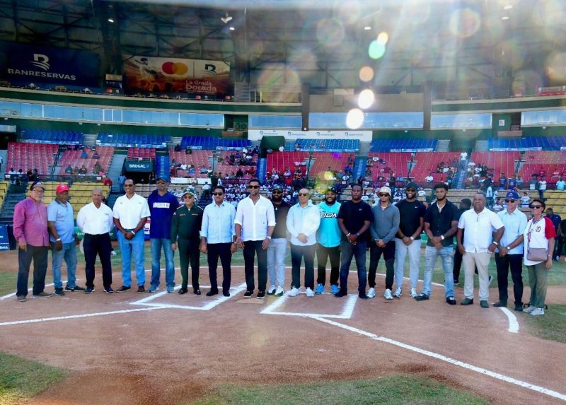 Fedom, gerencia del equipo RD Clásico Mundial y MLB concluyen clínica infantil de béisbol en SD
