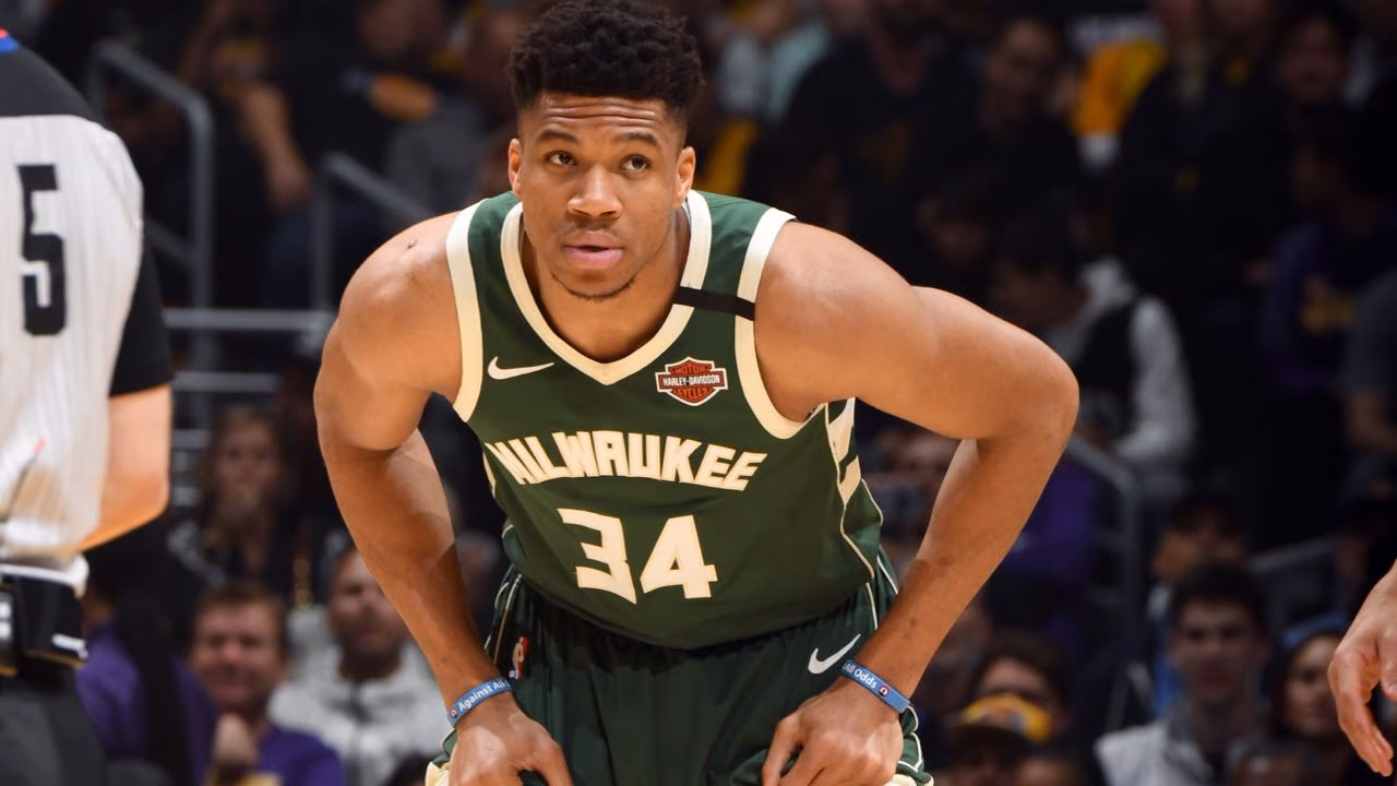 Antetokoumpo reitera su compromiso con Bucks y dice que jamás pedirá ser traspasado Antetokoumpo reitera su compromiso con Bucks y dice que jamás pedirá ser traspasado