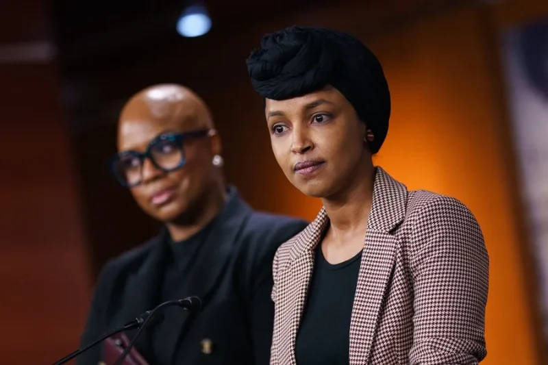 Un hombre rocía con líquido a congresista demócrata Ilhan Omar en un mítin en Mineápolis