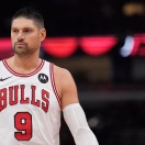 Celtics adquieren a Vucevic desde los Bulls en cambio por Simons