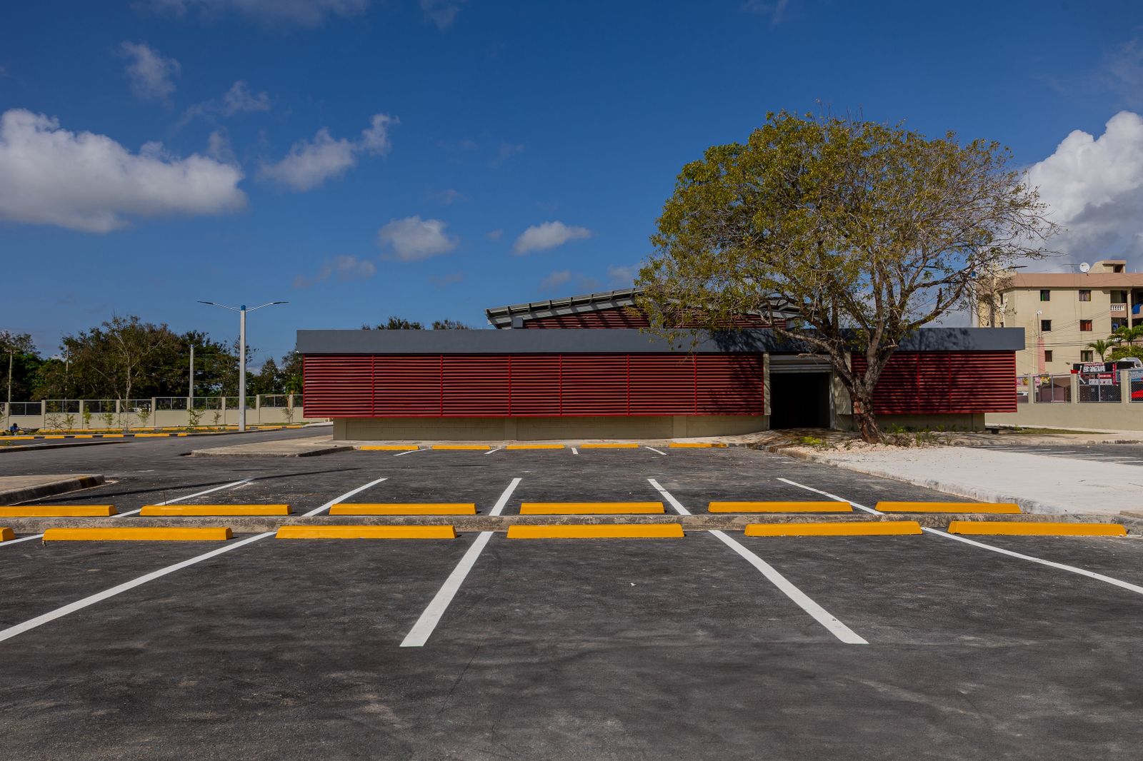 Abinader deja en funcionamiento nuevo Mercado Municipal de Higüey (6)