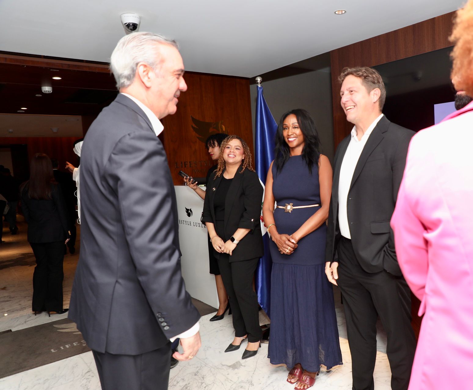 Abinader destaca en Dubái baja criminalidad, reducción de muertes por accidentes y avances hospitalarios en RD (6)