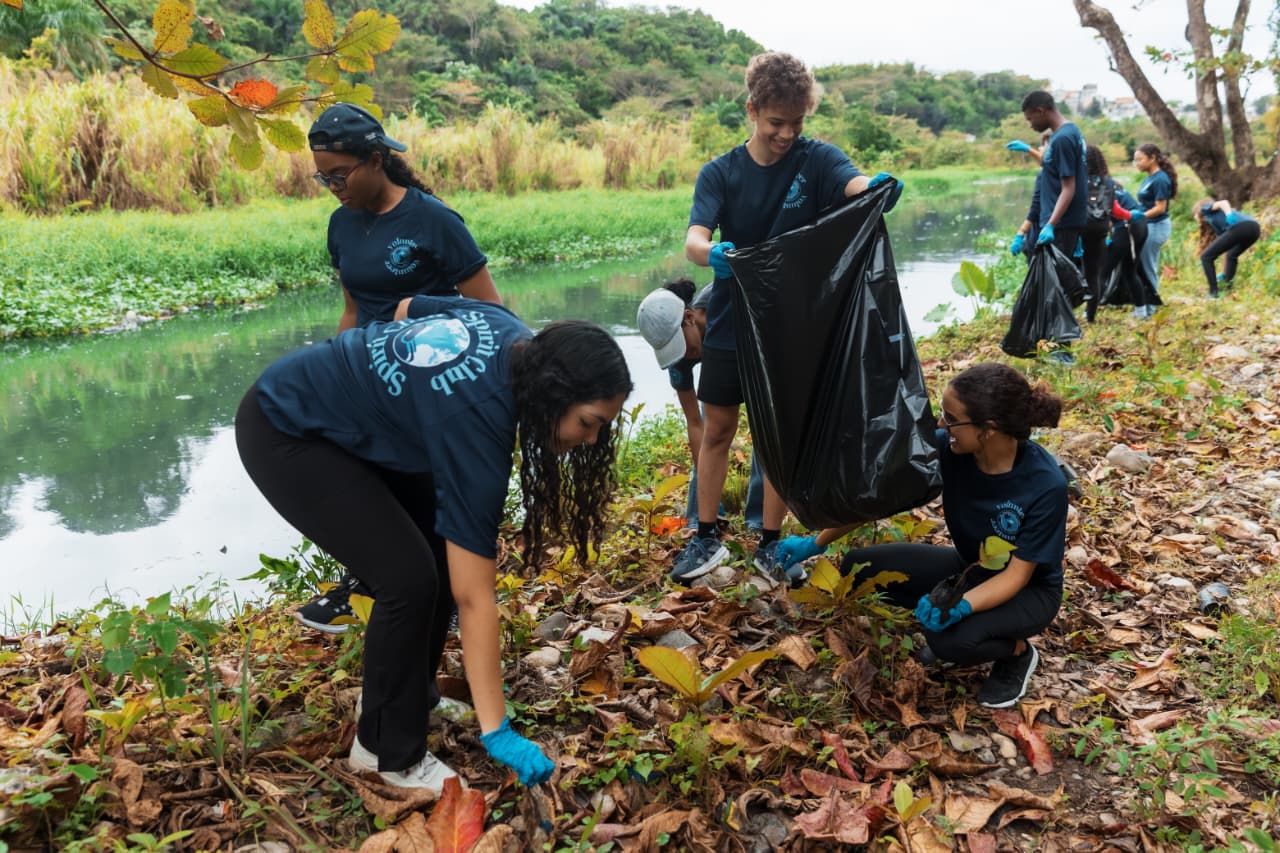 Alcaldía del DN planta 500 árboles nativos y retira 150 fundas de desechos en jornada por Día Mundial de los Humedales (4)