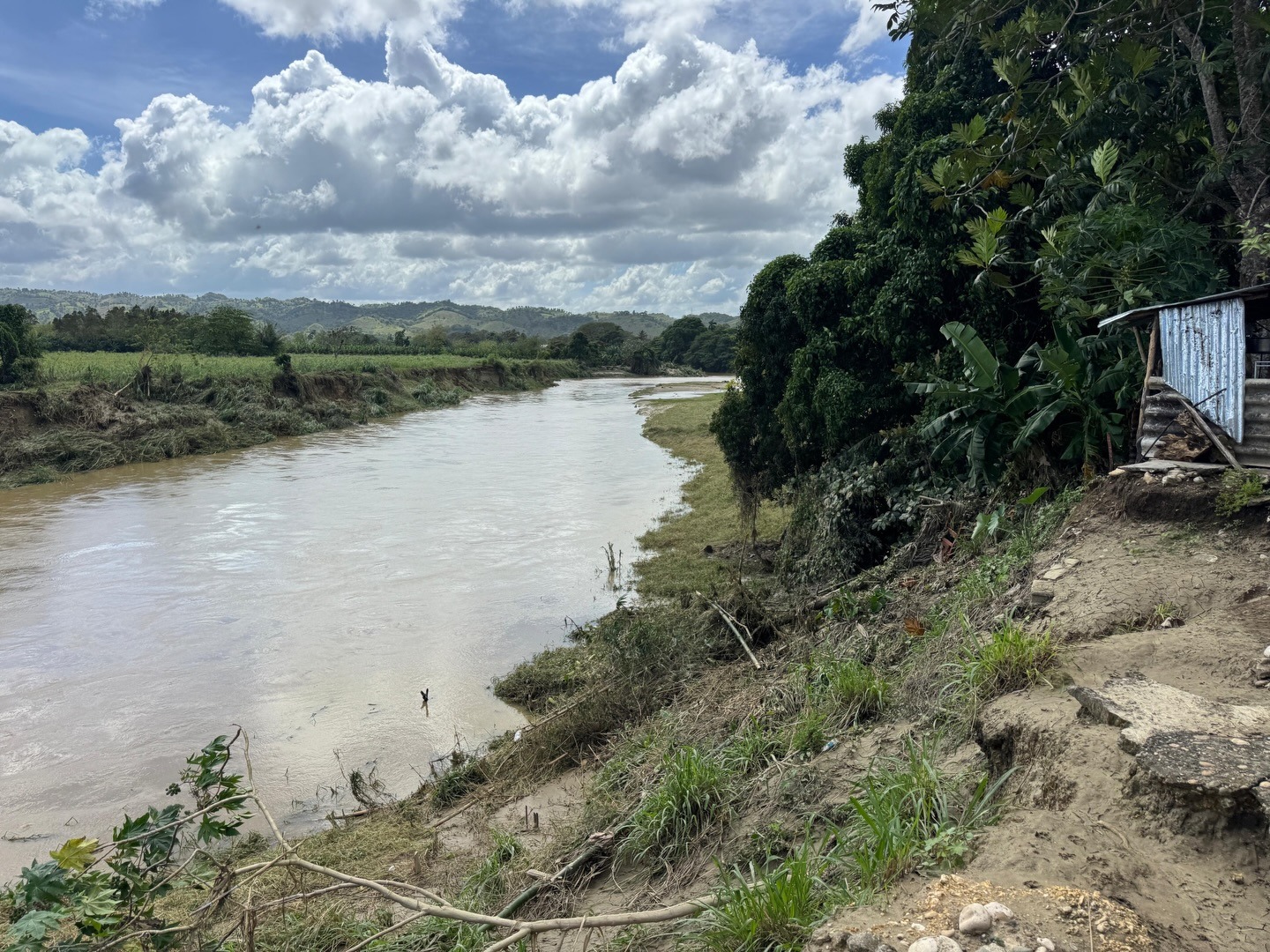 Autoridades levantan daños causados por inundaciones en Sabaneta de Yásica, evalúan condiciones de río (1)