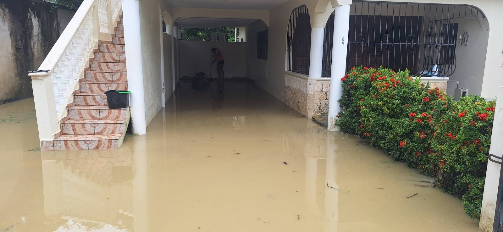 Autoridades levantan daños causados por inundaciones en Sabaneta de Yásica, evalúan condiciones de río (2)